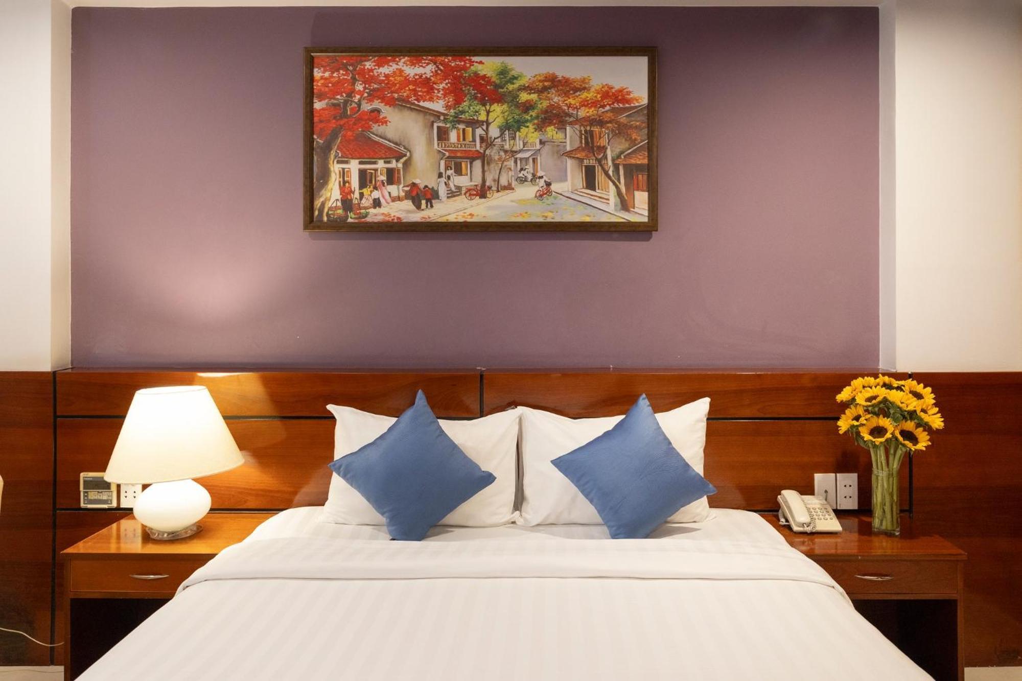 White Lotus Hotel Saigon Хошимин Екстериор снимка