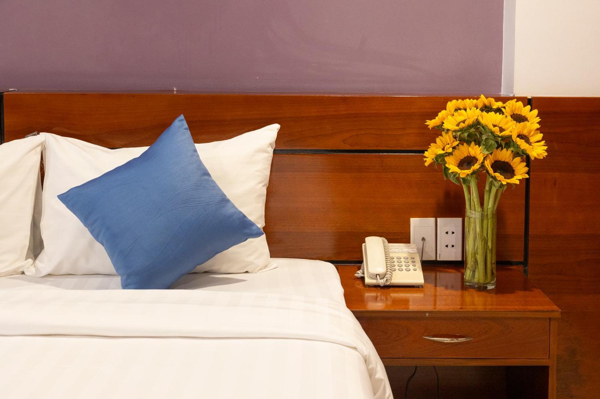 White Lotus Hotel Saigon Хошимин Екстериор снимка