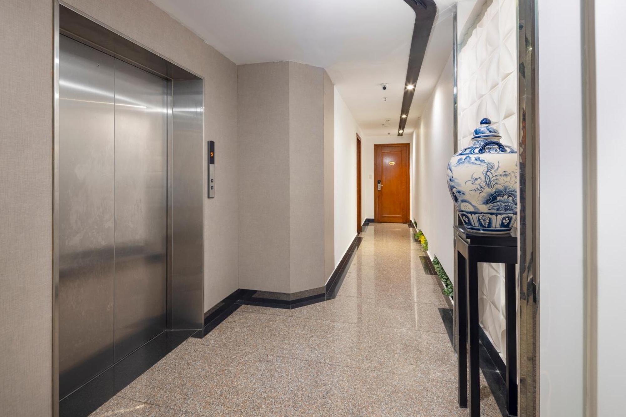White Lotus Hotel Saigon Хошимин Екстериор снимка
