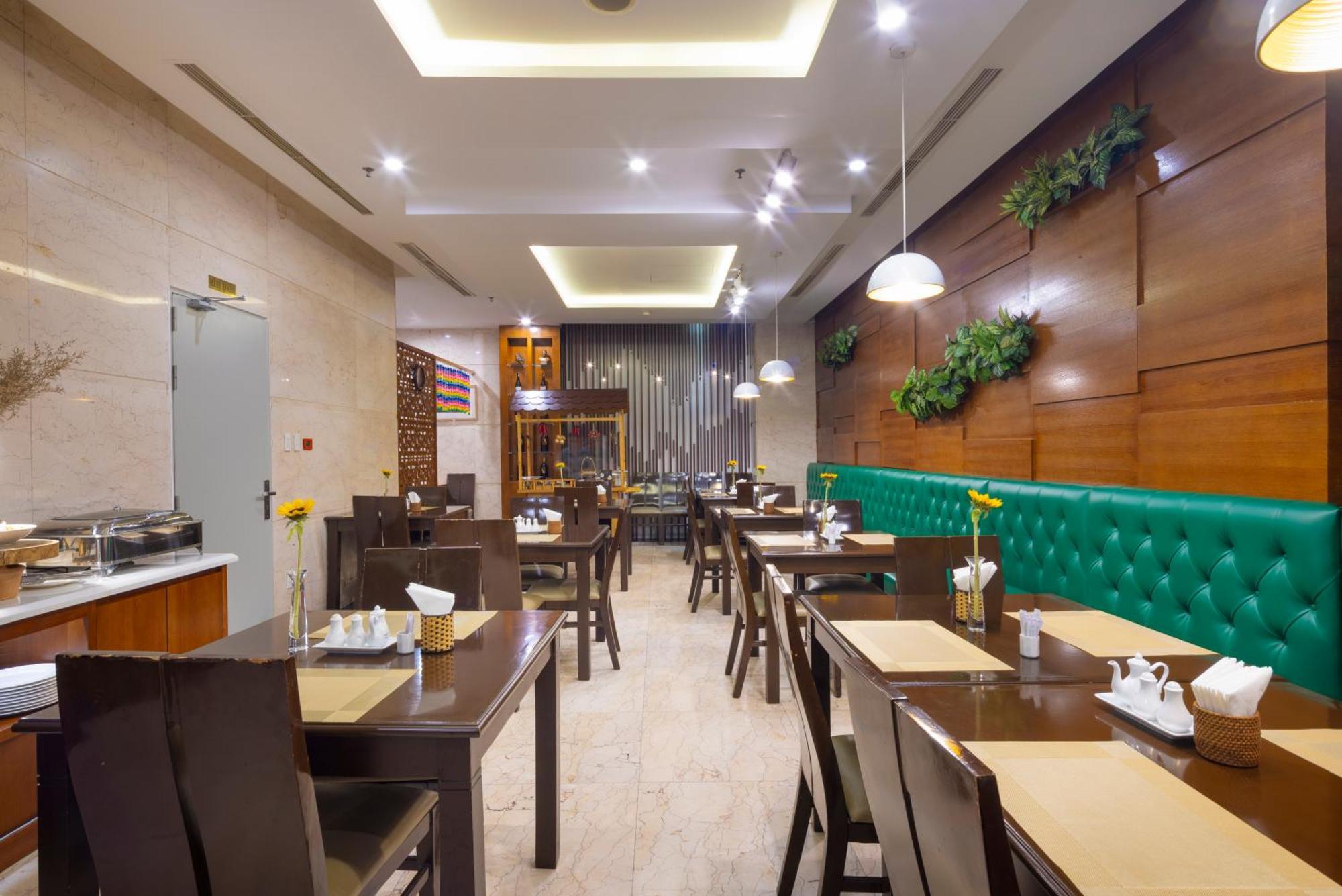 White Lotus Hotel Saigon Хошимин Екстериор снимка