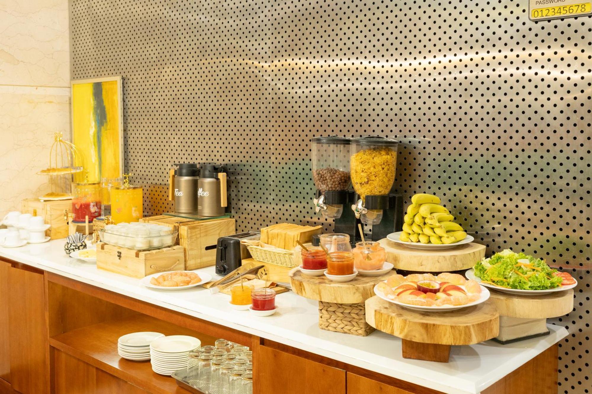 White Lotus Hotel Saigon Хошимин Екстериор снимка